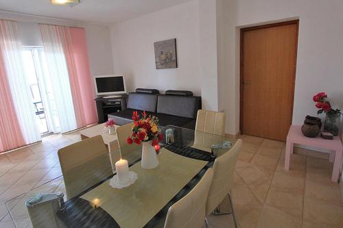 Μια τηλεόραση ή/και κέντρο ψυχαγωγίας στο Beachfront Apartments Baricevic with Pool