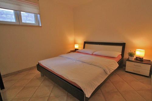 Ένα ή περισσότερα κρεβάτια σε δωμάτιο στο Beachfront Apartments Baricevic with Pool