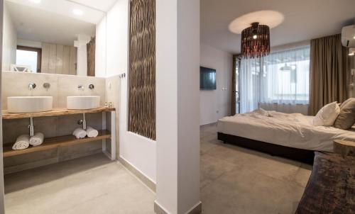 The Poolhouse tesisinde bir odada yatak veya yataklar