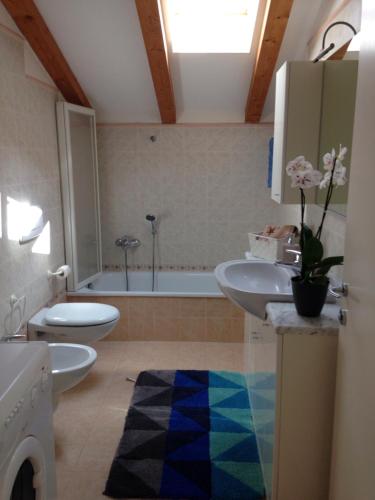 a bathroom with two sinks and a bath tub at Casa Gianna in Arco