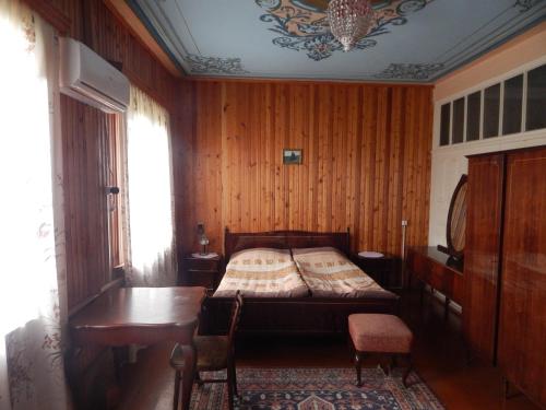 Giường trong phòng chung tại Savanna House Jvari