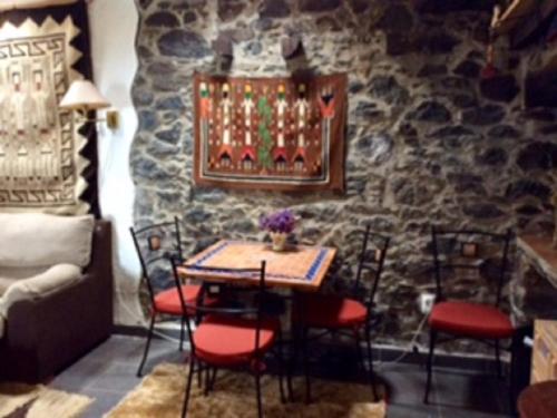 アルコ・ダ・カリェタにあるLittle Norway in Madeiraの石壁の部屋(テーブル、椅子付)