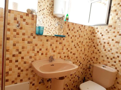 アレシーフェにあるHoliday Apartment C Lanzaroteのバスルーム(洗面台、トイレ、鏡付)