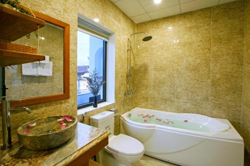 Phòng tắm tại Zen Hoian Villa