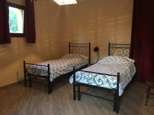 two beds sitting next to each other in a room at La Bordigona in Carrodano Inferiore
