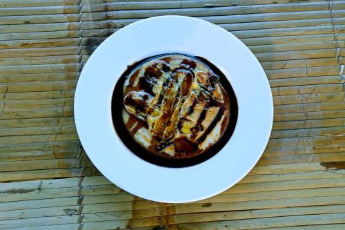 Zen Hoian Villa في هوي ان: حلا على طبق على طاولة