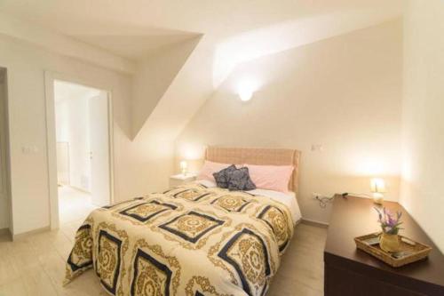 Säng eller sängar i ett rum på La Casa nel Borgo sul Lago