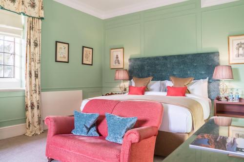 Un pat sau paturi într-o cameră la Stapleford Park Hotel & Spa