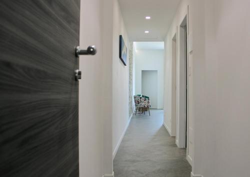a hallway with a door leading into a room at Archinuè in Siracusa