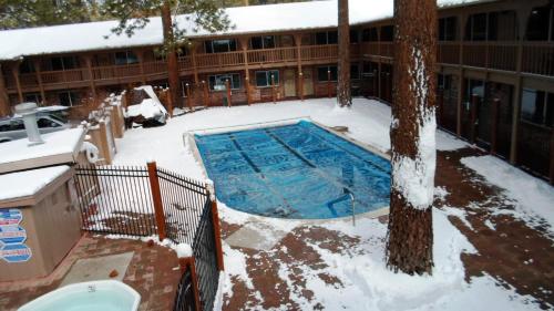 una piscina cubierta de nieve frente a un edificio en The Lodge at Lake Tahoe, a VRI resort, en South Lake Tahoe