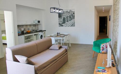 a living room with a couch and a kitchen at Archinuè in Siracusa