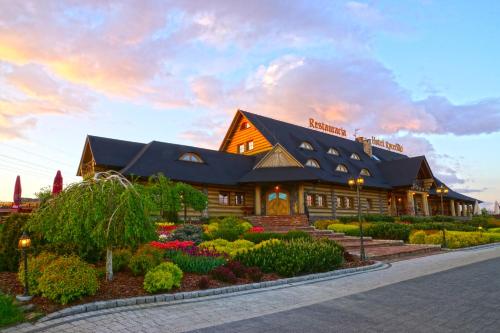 a lodge with a garden in front of a building at Hotel Rycerski in Czeladź