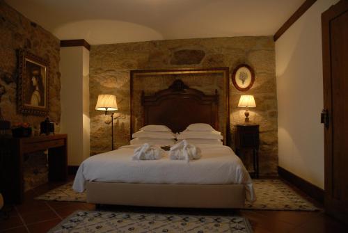 een slaapkamer met een groot bed met handdoeken erop bij Casa do Meio do Povo - Turismo de Habitação in Chaves