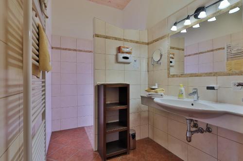 Koupelna v ubytování Hotel Garni Zerza