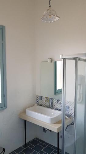 y baño con lavabo y espejo. en Masseria Vignenove, en Uggiano la Chiesa
