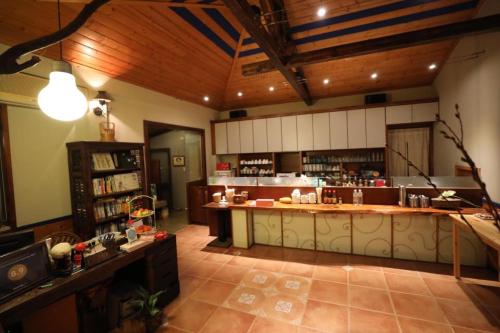 una gran cocina con una gran isla en una habitación en Nantou Puli Sunrise Villa Homestay B&B, en Puli