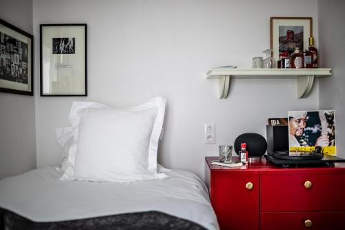 سرير أو أسرّة في غرفة في فندق لو بيغال 