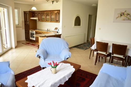 eine Küche mit Tisch und Stühlen in einem Zimmer in der Unterkunft Apartment Diana in Vantačići