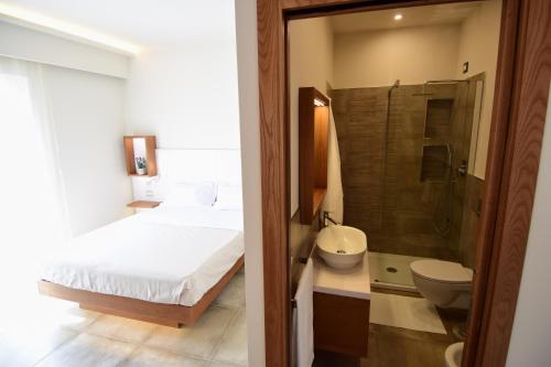 1 dormitorio con 1 cama y baño con ducha en B&B Maestrale, en Tropea