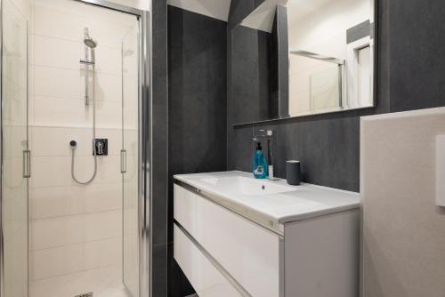 une salle de bain avec un lavabo blanc et une douche dans l'établissement 