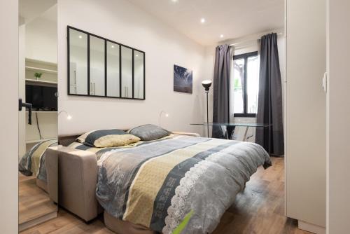 une chambre avec un lit et une table en verre dans l'établissement 