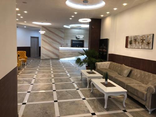 vestíbulo con sofá y mesas en una habitación en Ideal city en Tutin