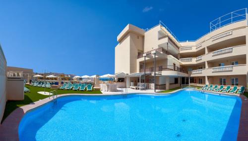 a large swimming pool in front of a building at Aparthotel Los Dragos del Sur in Puerto de Santiago