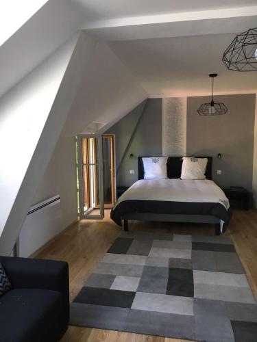 une chambre avec un grand lit et un escalier dans l'établissement Domaine du Carouge, à Lirey