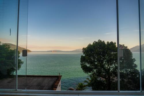 a view of the ocean from a building at Pousada Piquara in Mangaratiba