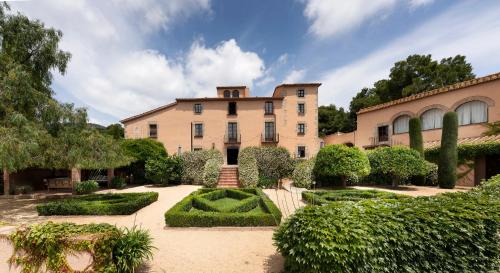 an exterior view of a house with a garden at Can Mora de Dalt in Sant Vicenç de Montalt
