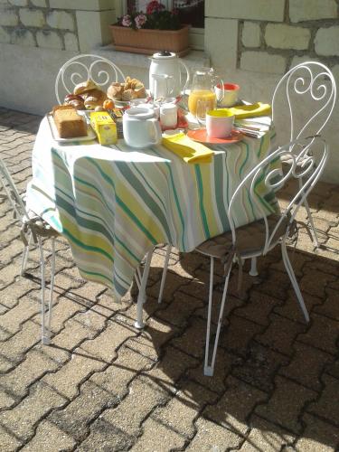 een tafel met een bord eten erop bij La Récré in Restigné