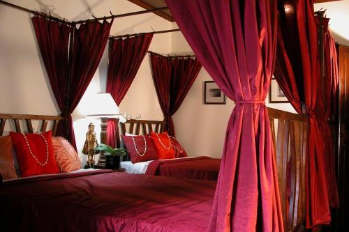 Letto o letti in una camera di Tri Yaan Na Ros Colonial House