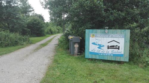 a sign on the side of a dirt road at Le lit de la Saâne in Auzouville-sur-Saâne