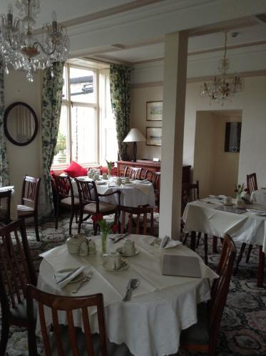 A restaurant or other place to eat at Bridgefoot Guest House 