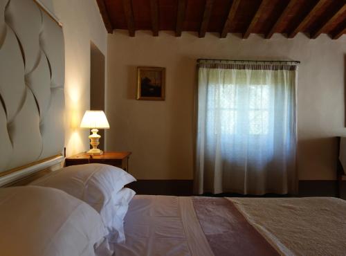 a bedroom with a bed and a window at Bella di Ceciliano in Arezzo