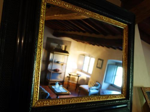 a mirror reflection of a living room with a couch at Bella di Ceciliano in Arezzo