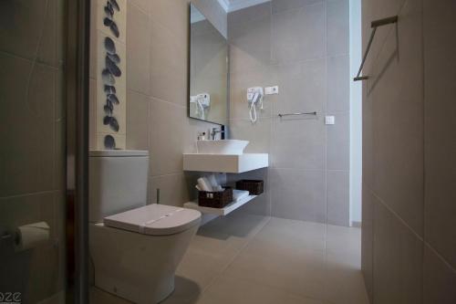 Koupelna v ubytování Tiduca Hotel