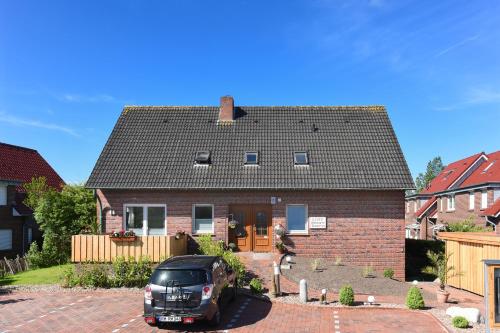 a car parked in front of a house at Haus zur Möwe mit Frühstücksoption in Bensersiel