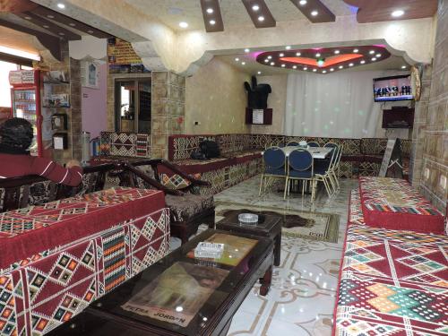 un restaurante con mesa y sillas en una habitación en Valentine Inn, en Wadi Musa