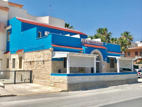 a blue building on the side of a street at Terrazze Sul Mare in Pozzallo