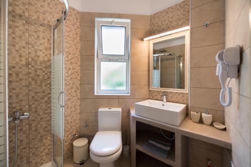 een badkamer met een toilet, een wastafel en een douche bij La Vita e Bella in Lefkada
