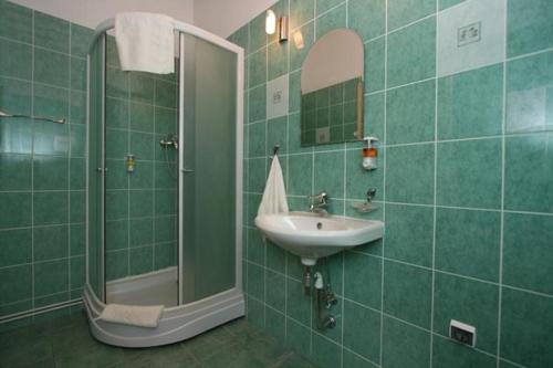 A bathroom at Lobes Krogs