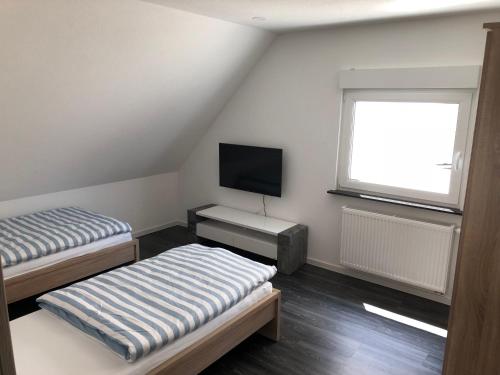 Un pat sau paturi într-o cameră la Traumferienwohnung 1