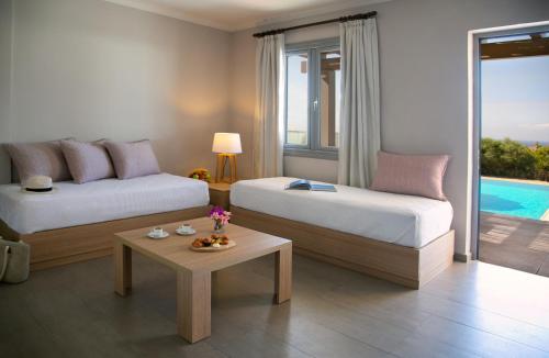 Ένα ή περισσότερα κρεβάτια σε δωμάτιο στο Louis St. Elias Resort & Waterpark