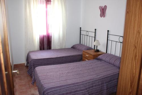 コニル・デ・ラ・フロンテーラにあるapto centrico Tirso de Molinaのベッドルーム1室(ベッド2台、窓付)