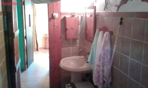 A bathroom at The House of Summer Winds
