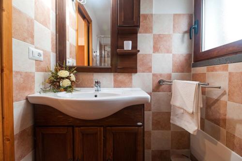 A bathroom at S'Ulumu