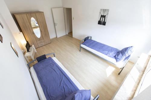 an overhead view of a room with two beds and a mirror at AVR Apartment Geestemunde in Bremerhaven