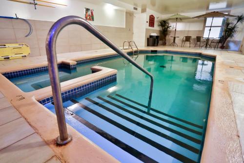a swimming pool with a tub and a shower at Hotel Le Versailles in Saint-Sauveur-des-Monts