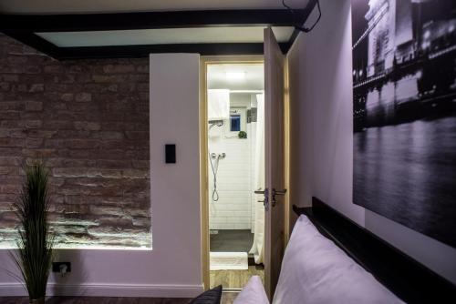 una camera con letto e porta per un bagno di Very stylish and fresh studio home in the center a Budapest